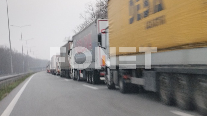 Kamioni čekaju osam sati